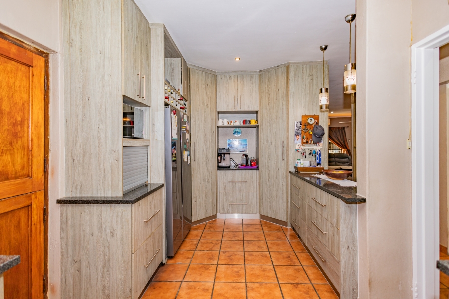 5 Bedroom Property for Sale in Peerless Park Western Cape